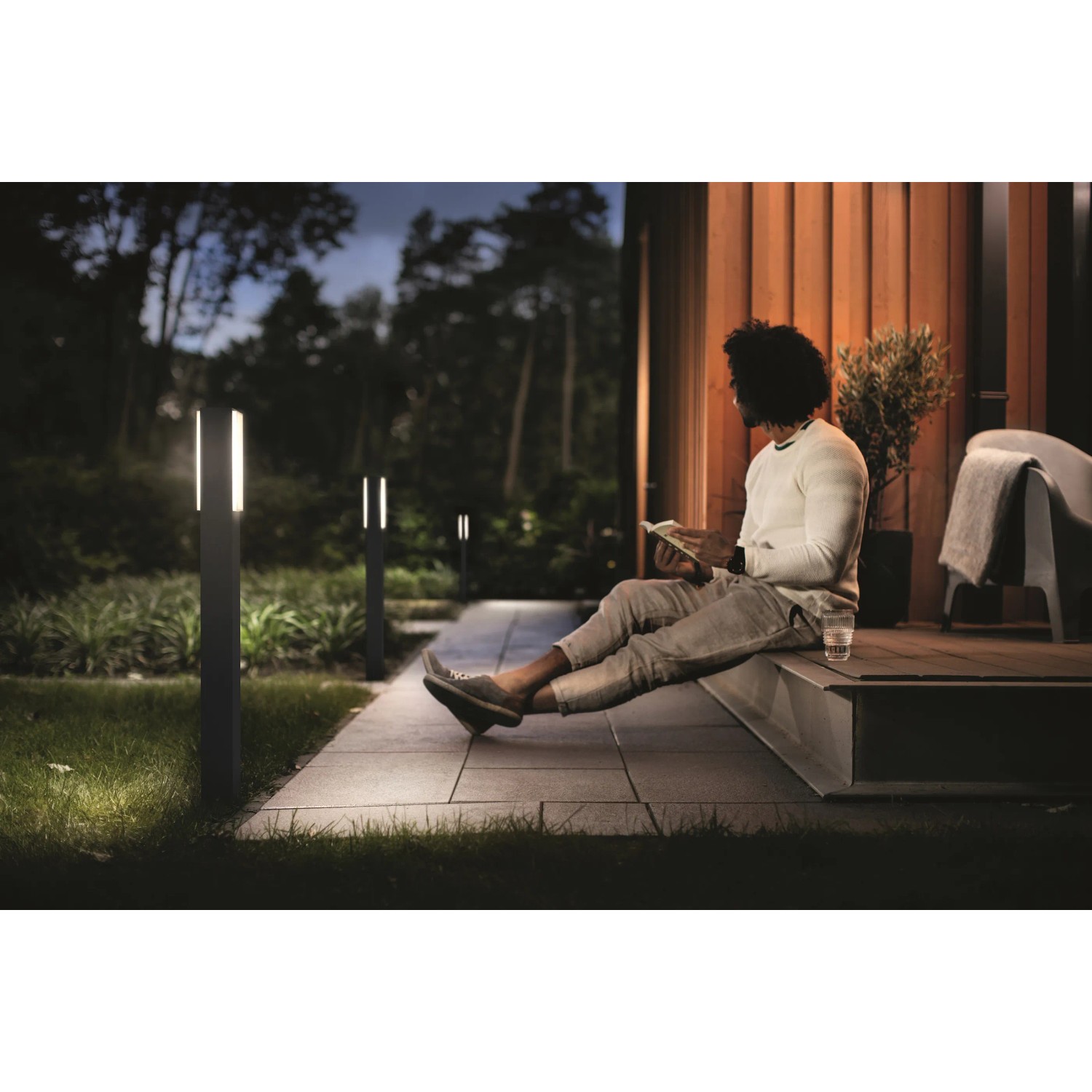 Smarte Gartenbeleuchtung mit Philips Hue Leuchten und T-Stecker im Einsatz.