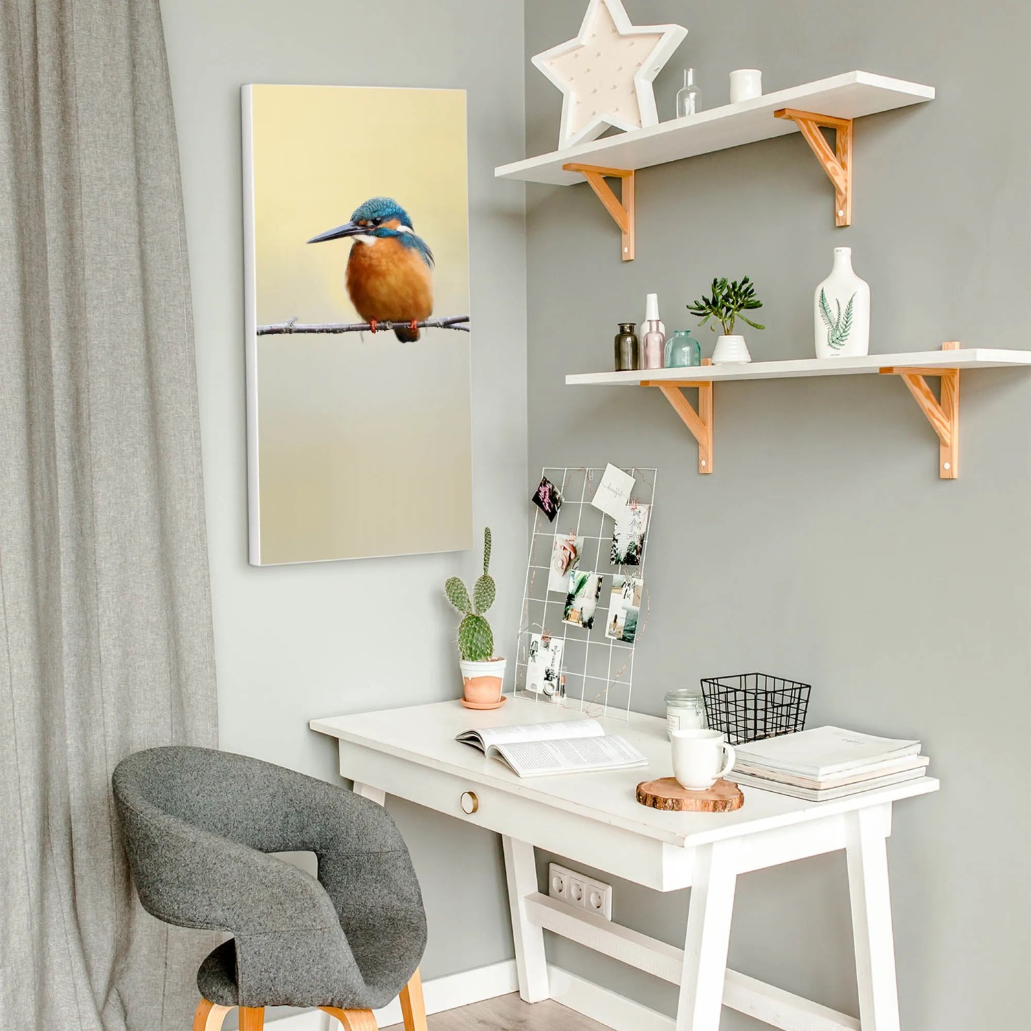 Weiße Magnettafel 37x78cm mit Vogel-Motiv 'Pause' als Wanddeko im Arbeitszimmer.