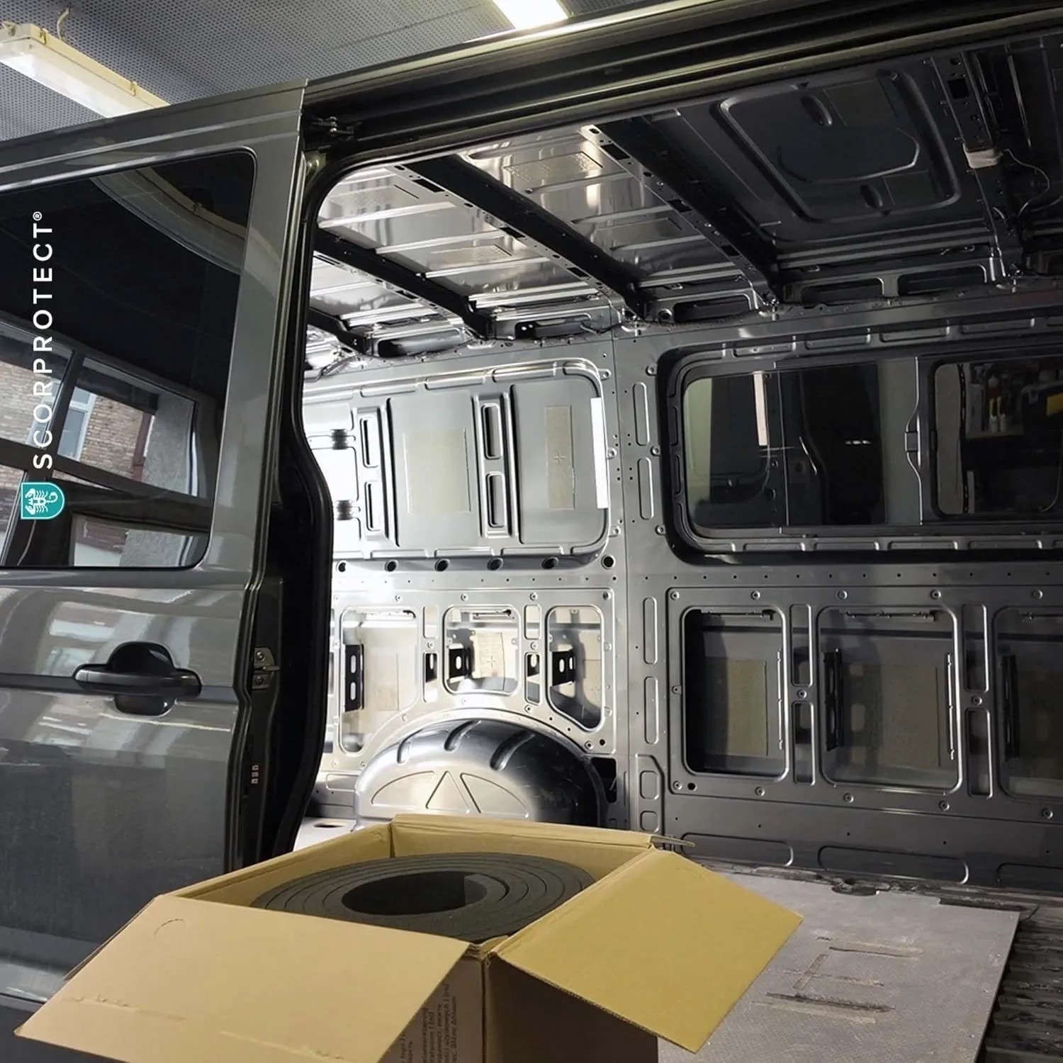 ArmaFlex HOME Kautschuk Platte zur Dämmung eines Transporters. Selbstklebend, 19 mm stark.