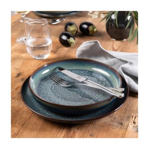 like. by Villeroy & Boch Crafted Tafelservice Breeze: Blauer Suppenteller mit Reaktivglasur auf Speiseteller, Besteck auf rustikalem Holztisch.