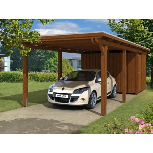 Skan Holz Einzelcarport aus Leimholz in Nussbaum mit Auto. Carport mit Flachdach und Geräteschuppen.