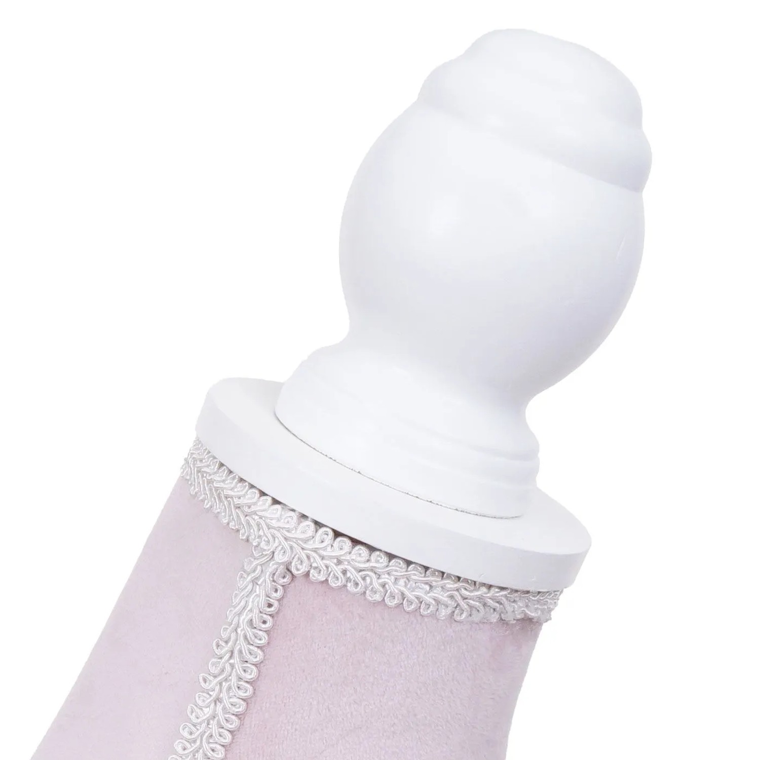 Nahaufnahme des weißen Holzknaufs und des rosa Stoffbezugs einer Schneiderpuppe mit eleganter Zierbordüre.