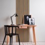 AS-Creation 3D-Panel Pop up Tapete in Beige-Braun hinter Schreibtisch mit Deko.
