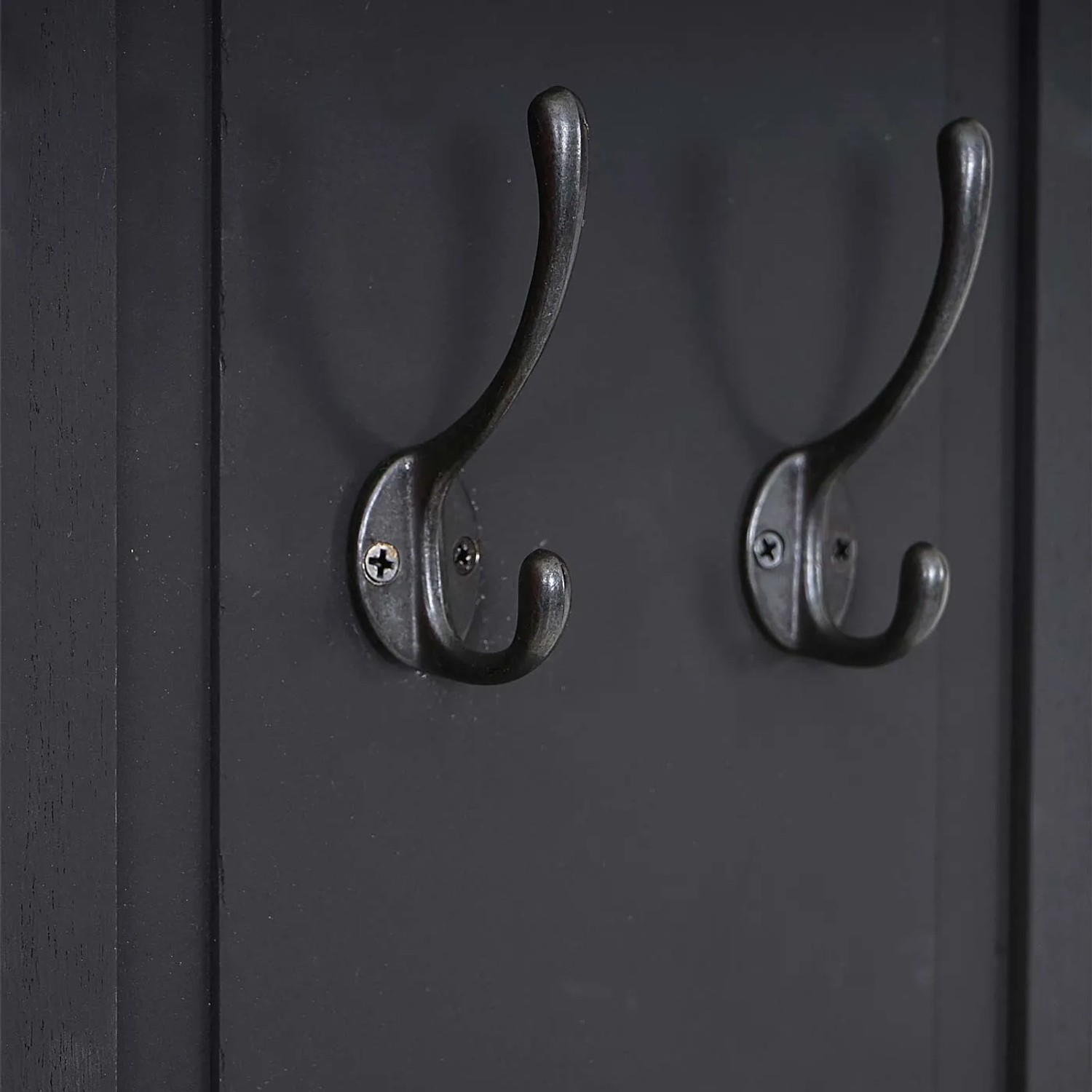Detailaufnahme: Dunkelgraue MCW Wandgarderobe mit zwei Metallhaken.