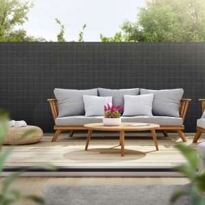 Anthrazitfarbene PVC Sichtschutzmatte 140x300 cm als Wind- und Sichtschutzzaun im Garten.