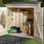 Weka Balkon- und Terrassenschrank mit Pultdach, 163x85 cm, offen mit Gartengeräten und Grill.