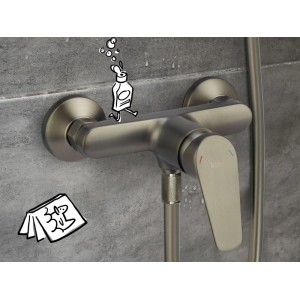 Moderne baliv Duscharmatur DU-5900 Gunmetal. Einhebelmischer an grauer Wand, mit Brauseschlauchanschluss.