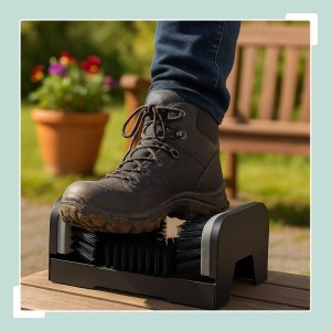 Schuhabstreifer aus Holz und Eisen mit Schuh im Einsatz. Ideal zur Reinigung von Schuhen und Stiefeln.