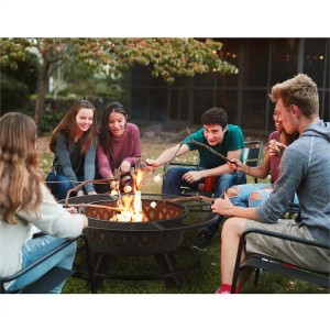 Blumfeldt Rosario Feuerschale mit Grill und Tischplatte, Ø 120cm, mit Marshmallows am Lagerfeuer.