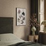 Beige Vliestapete mit Geflecht-Muster in Holzoptik von Marburg im Schlafzimmer.