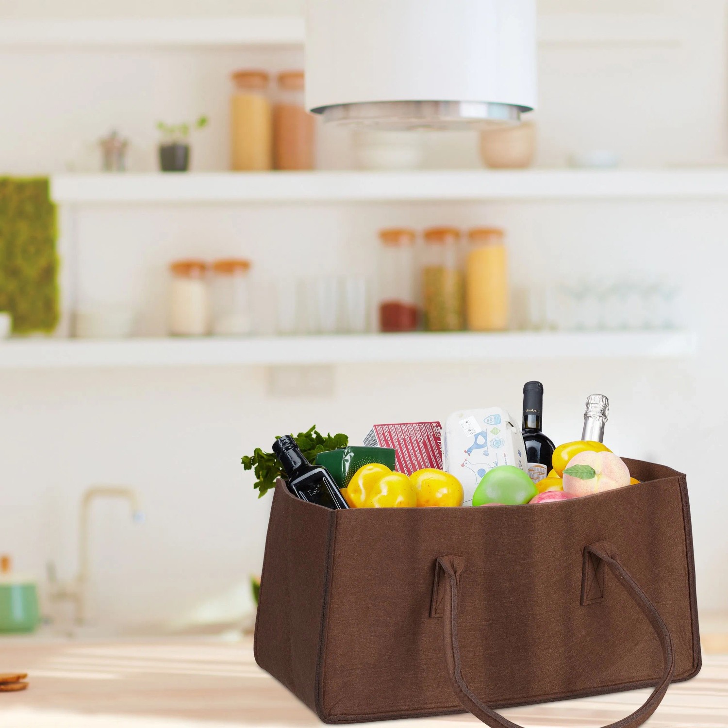 Robuste Filztasche mit Henkeln, gefüllt mit Einkäufen auf Küchentheke. Ideal für Kaminholz & vielseitige Aufbewahrung.