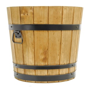 Großer rustikaler HolzFee Pflanzkübel aus heller Kiefer mit schwarzen Metallbändern und Griff, ideal für Garten.