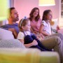 Familie entspannt mit Philips WIZ E27 Glühbirne, die warmes Licht spendet.