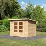 Unbehandeltes Karibu Holz-Gartenhaus Sitten mit Pultdach und Doppeltür mit Fenstern im Garten.