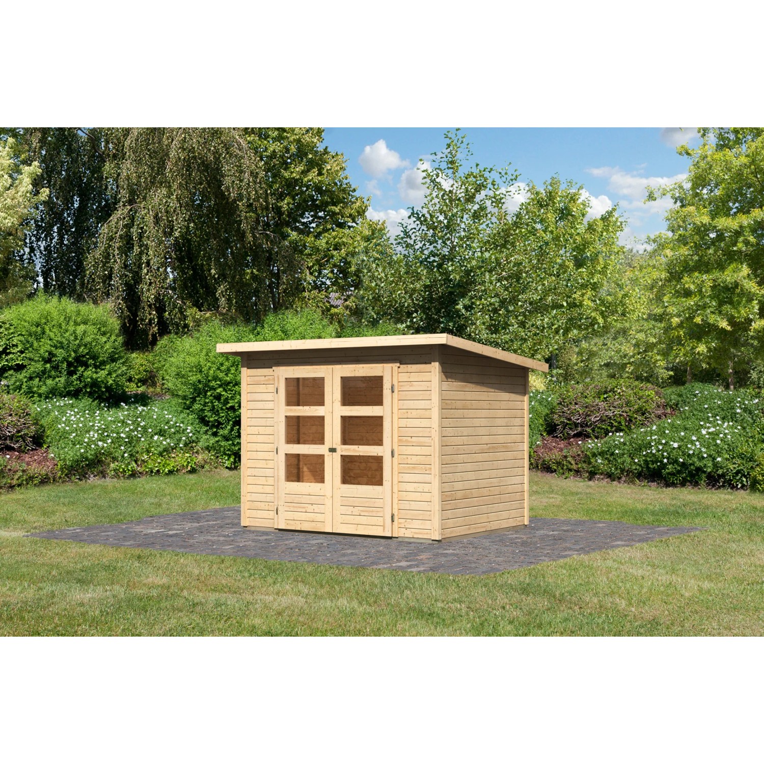 Unbehandeltes Karibu Holz-Gartenhaus Sitten mit Pultdach und Doppeltür mit Fenstern im Garten.