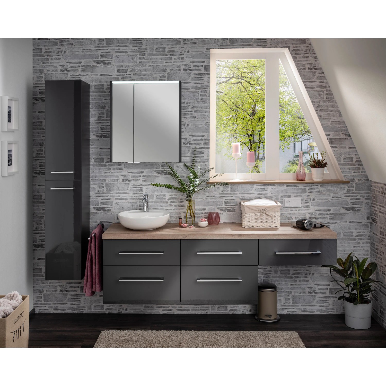 Fackelmann Spiegelschrank Denver, anthrazit, 60 cm, mit Softclose-Türen in Badezimmer-Szene.