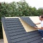 Montage einer grauen Easypan Metalldachpfanne in Ziegeloptik mit Granulatbeschichtung.