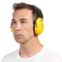 Mann mit gelbem 3M Peltor Optime Kapselgehörschutz H510A.