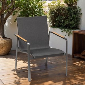 Kettler Stapelsessel DIAMOND, anthrazitfarben mit Teak-Armlehnen, für Garten oder Terrasse.