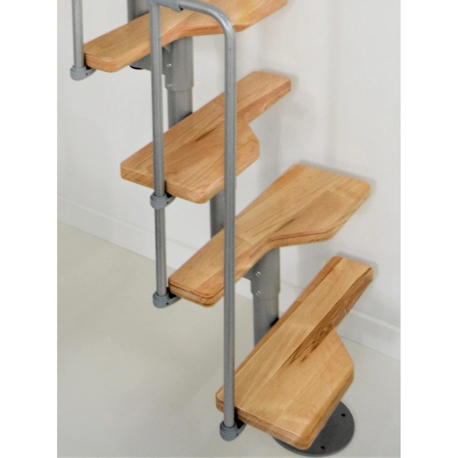 Minka Raumspartreppe Twister Buche grau, Detailansicht der Holzstufen und des grauen Geländers.