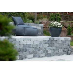 EHL Mauerstein Verona Antik in Grau-Anthrazit-Nuanciert als Gartenmauer mit Sitzgelegenheit und Pflanzkübel.