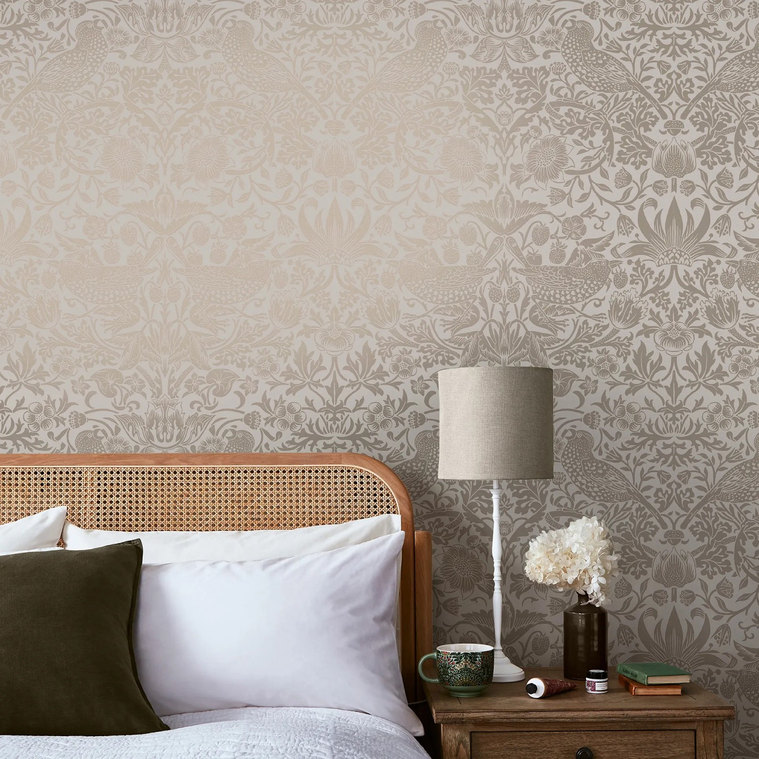 William Morris Vliestapete Strawberry Thief Natur mit floralem Muster und Vögeln im Schlafzimmer.