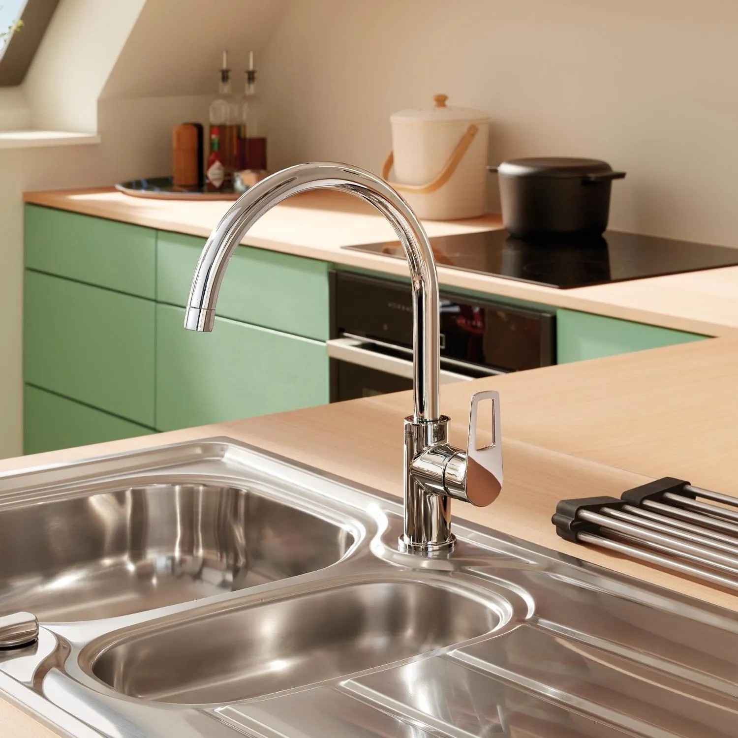 Grohe QuickFix Spültischarmatur Start Loop Chrom an Spüle in Küche.