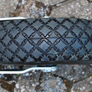 Detailaufnahme des luftbereiften Stützrads mit Kurbel für Autoanhänger von Las.