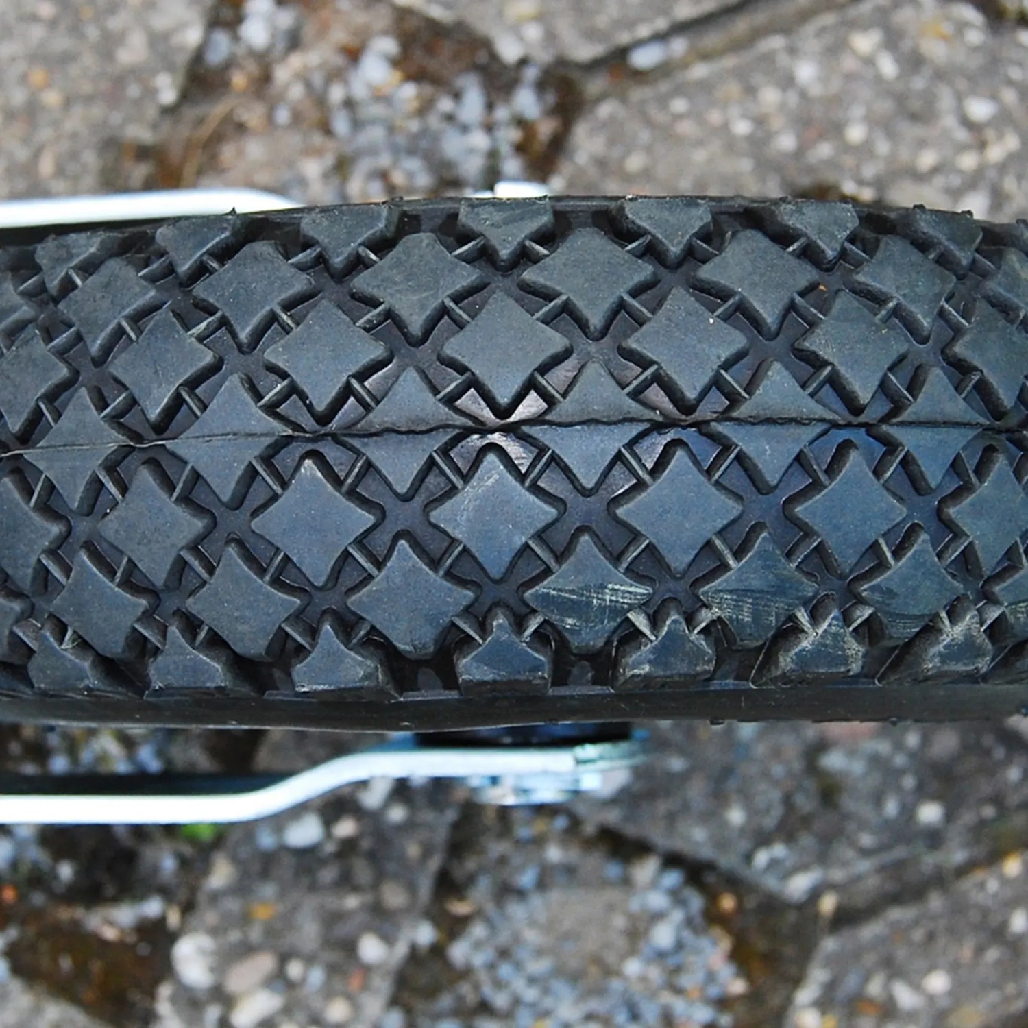 Detailaufnahme des luftbereiften Stützrads mit Kurbel für Autoanhänger von Las.