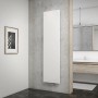 Schulter Design-Heizkörper New York, weiß, 180,6x45,6 cm, im modernen Badezimmer.