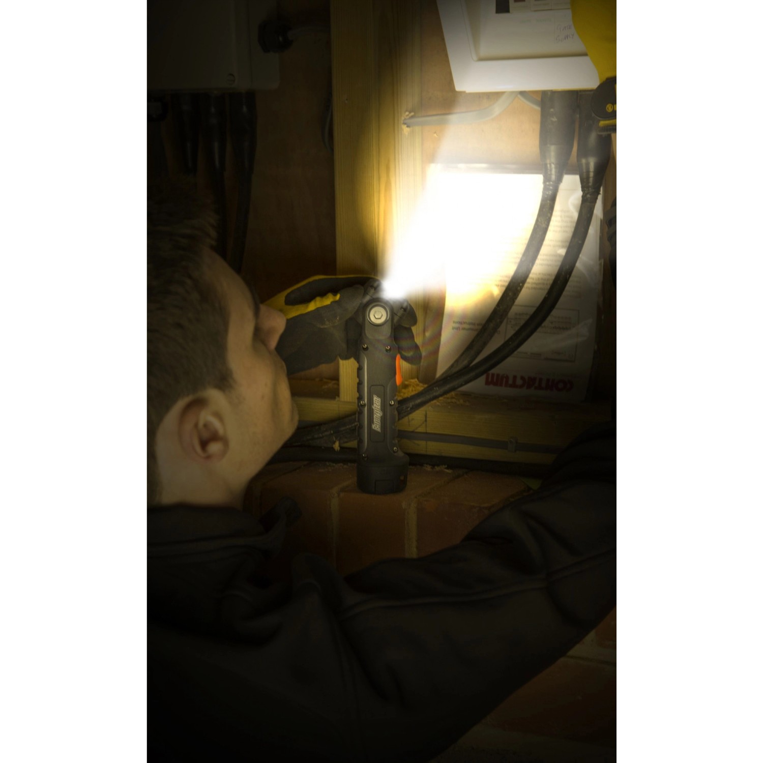 Energizer Hardcase Pivot Arbeitslampe im Einsatz, leuchtet hell eine Wand aus.