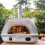 Buschbeck Pizzaofen X1 für Gas & Holz mit Pizzaschieber. Pizza wird gebacken.