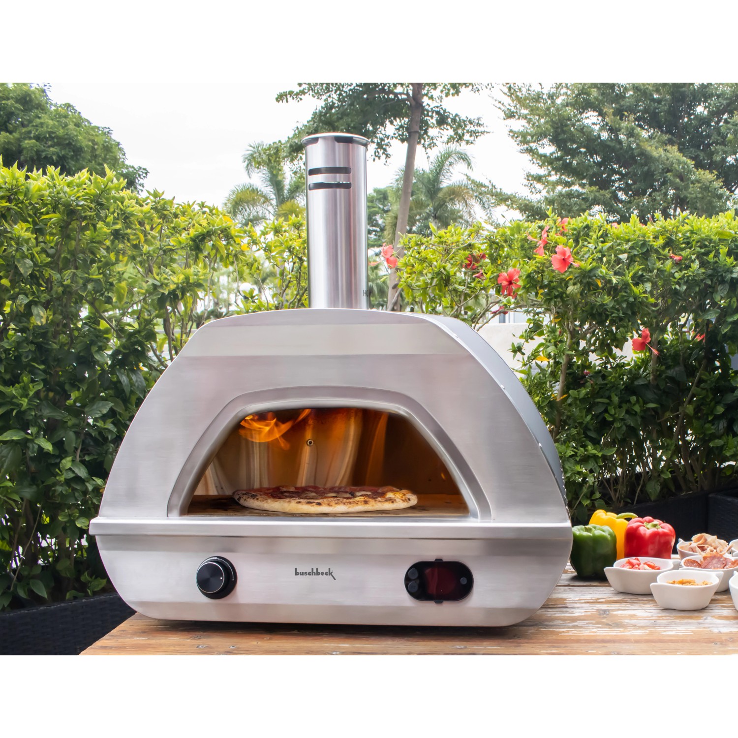 Buschbeck Pizzaofen X1 für Gas & Holz mit Pizzaschieber. Pizza wird gebacken.