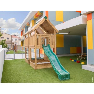 Hy-Land Spielgerät P4 aus Kiefernholz mit grüner Rutsche und zwei Sandkästen im Garten.