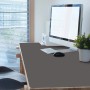Dunkelgraue Tulup Schreibtischunterlage (100x50 cm) auf einem Schreibtisch mit PC und Büropflanze.