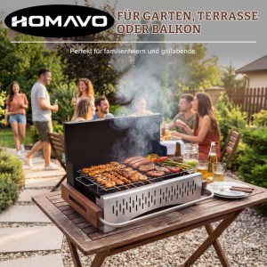 HOMAVO Holzkohlegrill Camping mit Grillwerkzeug auf Holztisch, im Hintergrund Personen beim Grillen.