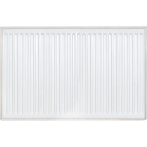Weißer Sanicomfort Flachheizkörper Typ E (10) 60x60 cm mit vertikalen Rippen und 6 Anschlüssen.