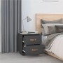 Grauer vidaXL Nachttisch aus Kiefernholz mit 2 Schubladen im Schlafzimmer.