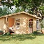 Karibu Holz-Gartenhaus Normes mit Satteldach, unbehandelt, im Garten. Geräumiges Gartenhaus mit Doppeltür.
