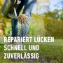 Gießkanne bewässert Rasen mit Compo Saat Rasen-Nachsaat zur Reparatur von Lücken.