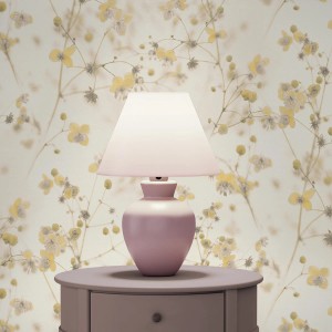 Tadessi Vliestapete Lenni mit gelb-weißen Blumenmuster als Dekoration im Raum.