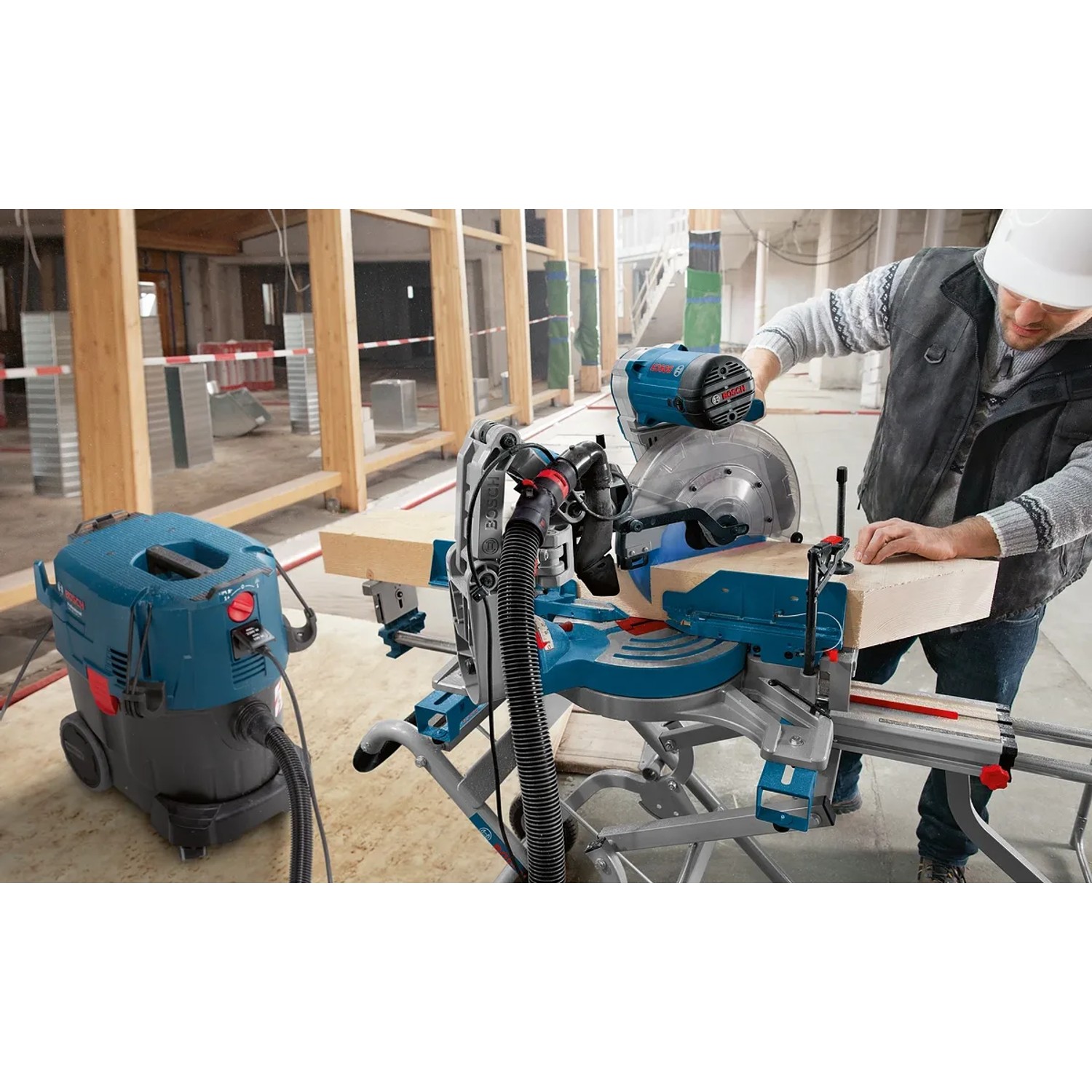 Bosch Professional GCM 12 GDL Kapp- und Gehrungssäge mit Kreissägeblatt im Einsatz mit Absaugung.