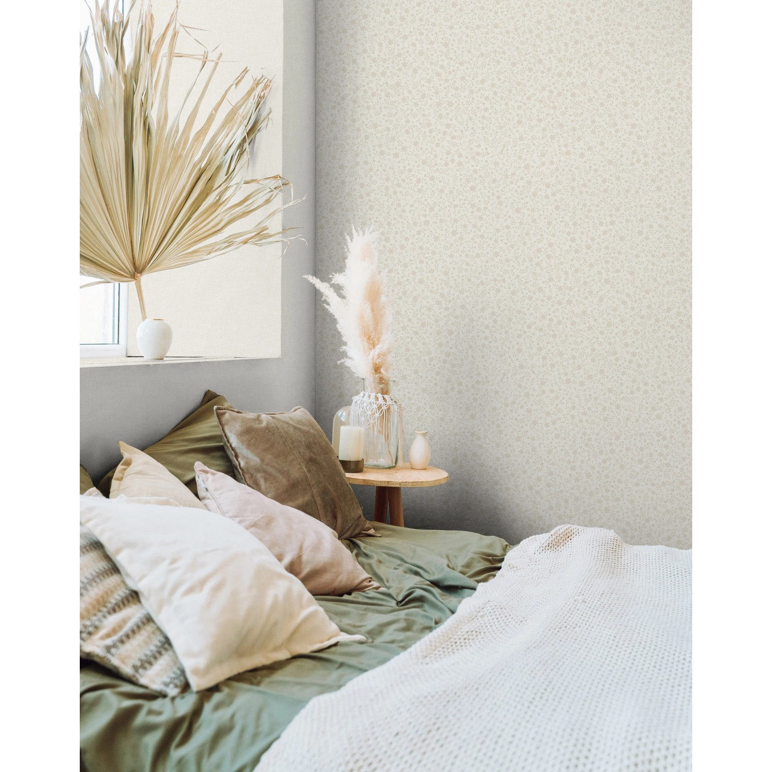 Beige Vliestapete mit floralem Blattmotiv von Marburg im modernen Schlafzimmer.