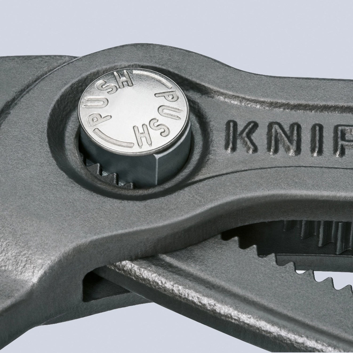 Detailaufnahme: Graue Knipex Cobra Rohrzange 300 mm mit Einstellknopf.