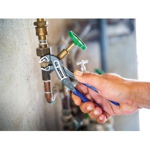 LUX Wasserpumpenzange Comfort 300 mm im Einsatz an einer Wasserleitung.