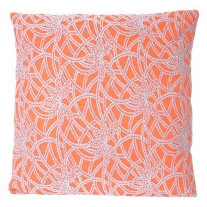 Quadratisches Deko-Kissen in Orange mit weißem Barockmuster, 45x45cm. Ideal als Sitzkissen oder Zierkissen.
