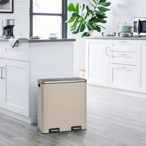 Taupefarbener SVITA Treteimer 60L mit zwei Fächern für Mülltrennung. Abfalleimer mit Tretpedalen in moderner Küche.
