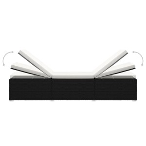 Verstellbare, schwarze Rattan Sonnenliege mit cremeweißen Auflagen und kleinem Tisch.