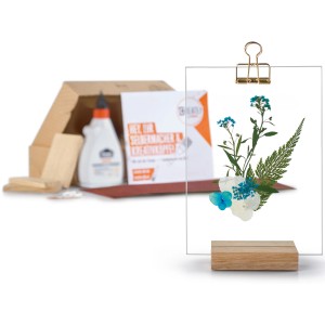 CREATE! by OBI DIY Bilderrahmen mit Blumen, Holzfuß und Zubehör im Hintergrund.