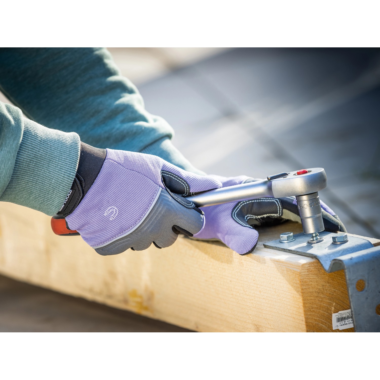 Hände mit LUX Arbeitshandschuhen Ladies Strong Protect Gr. 8 bei Montagearbeiten.